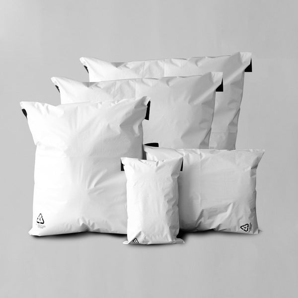 Bolsas de envío blancas con cierre adhesivo seguro.